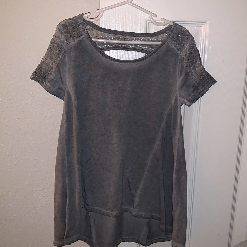Mudd Girls gray shirt sleeve top with cutout in back. Girls size 7/8